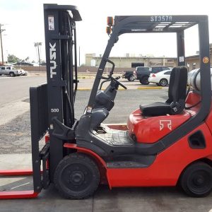 Warehouse fork lift with pneumatic tires